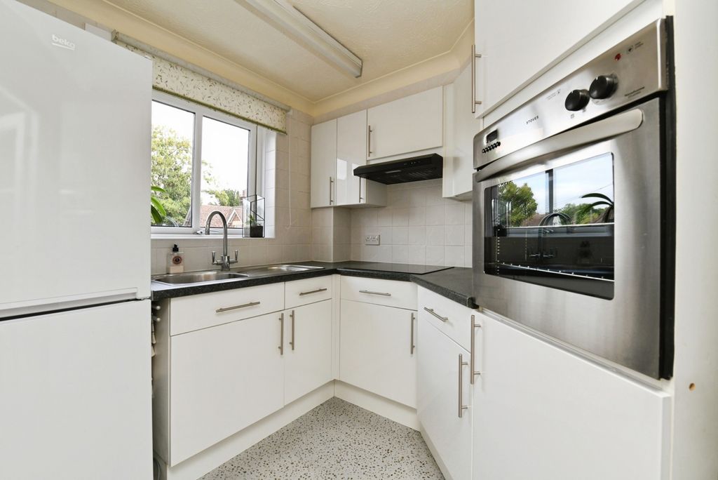 Property photo 2 of 11 Kitchen