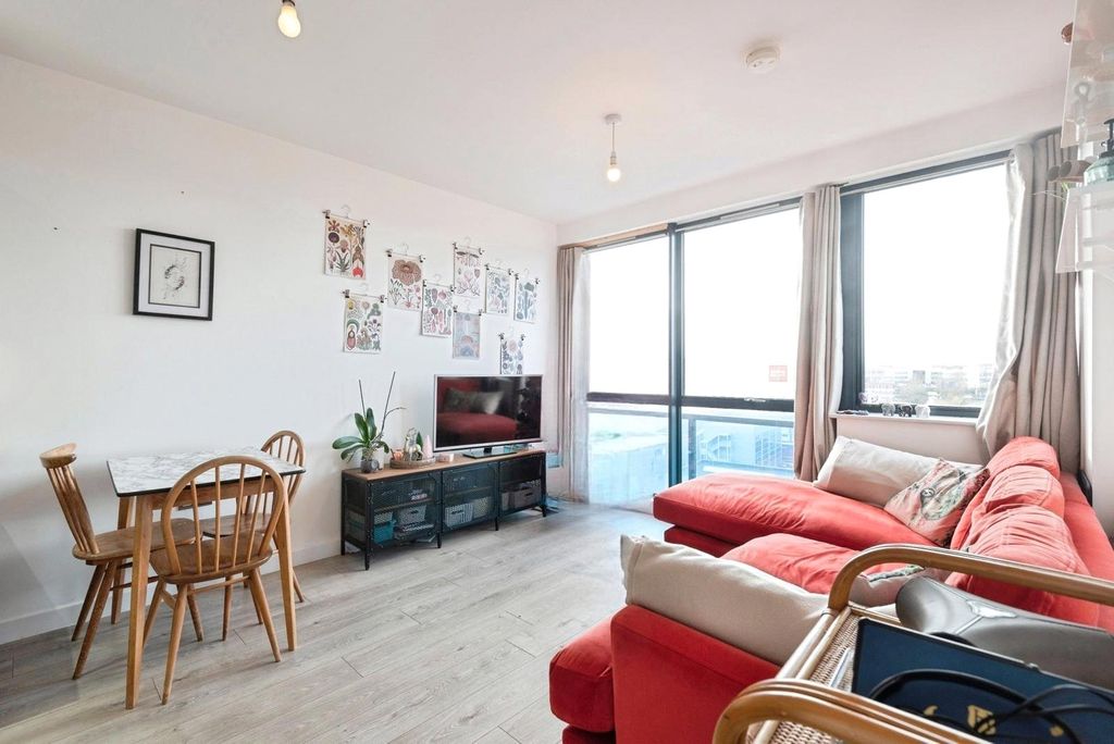 Property photo 3 of 17 Lounge