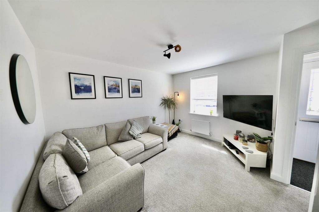 Property photo 2 of 18 Living Room