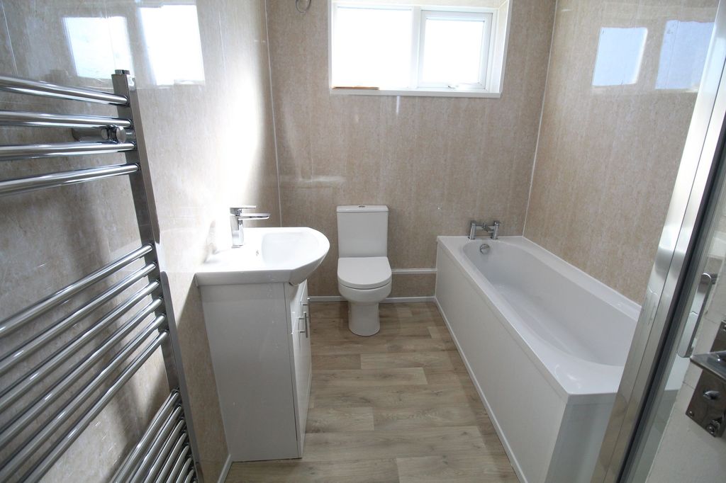 Property photo 3 of 10 Bathroom