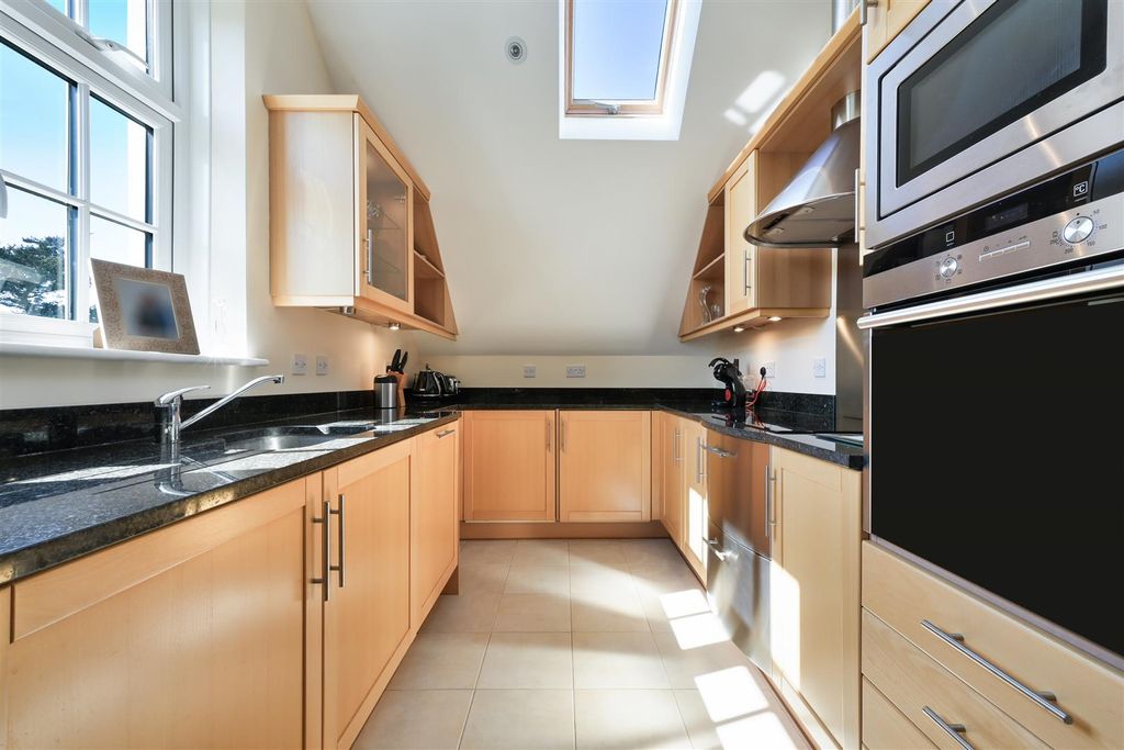 Property photo 2 of 40 Littleton Grange, Flat  (12).Jpg