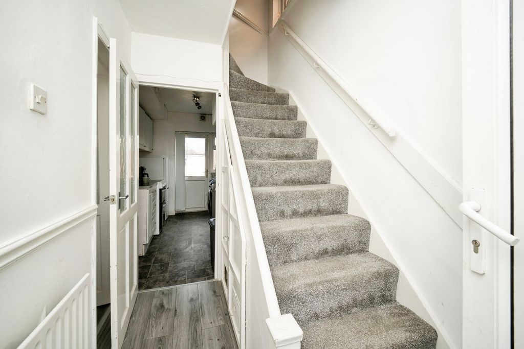 Property photo 3 of 19 Entrance Hall