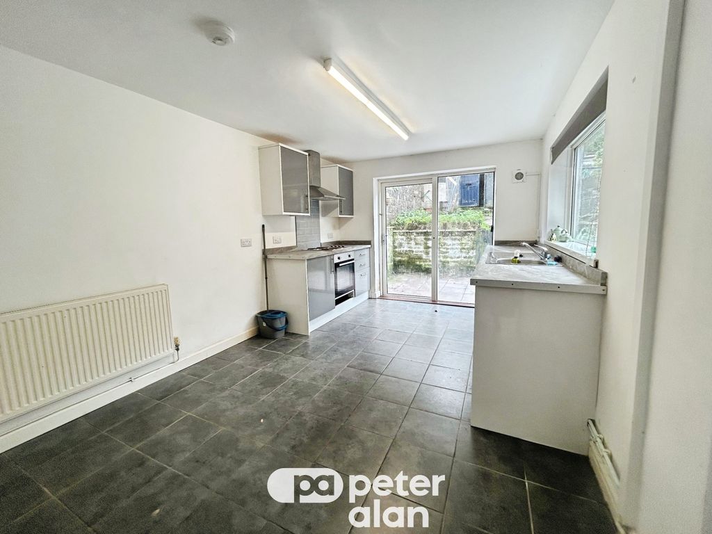 Property photo 3 of 8 Kitchen