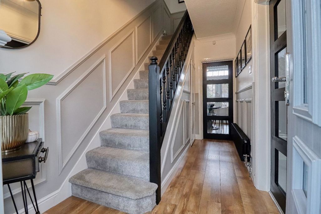 Property photo 2 of 22 Hallway