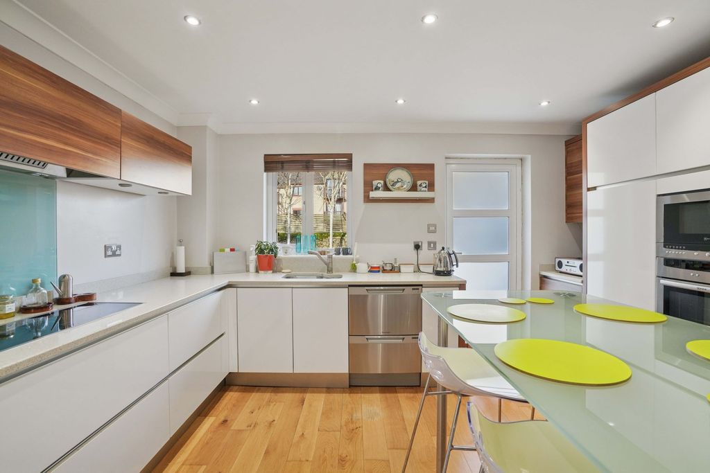 Property photo 3 of 17 Kitchen