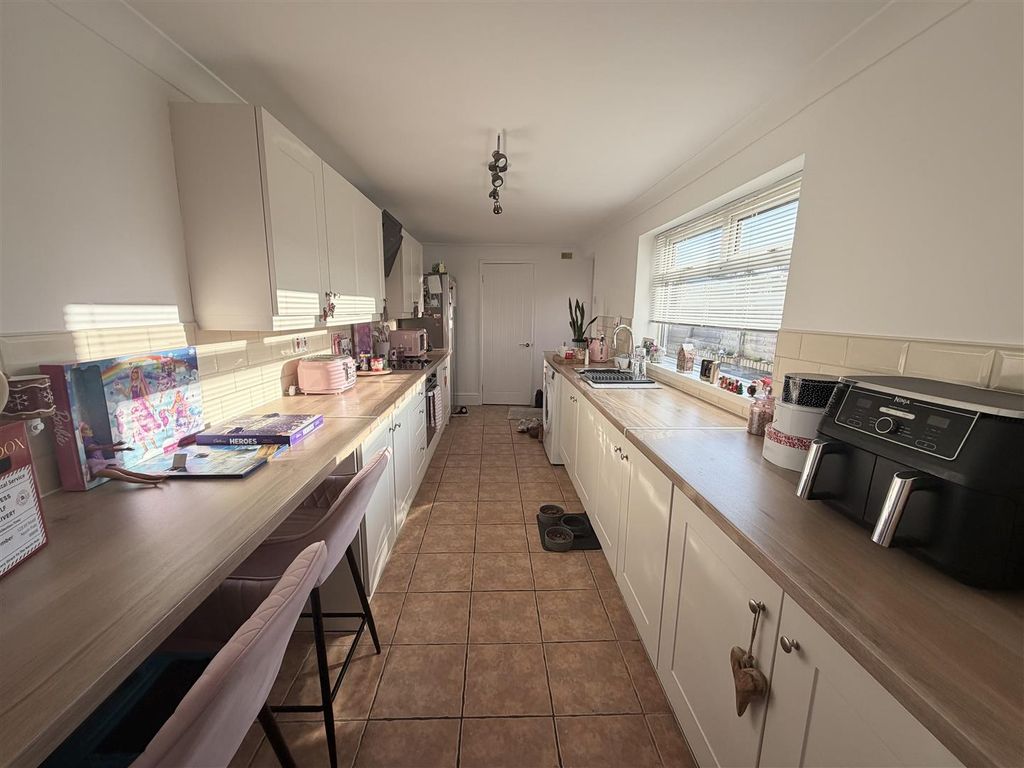 Property photo 3 of 11 Kitchen