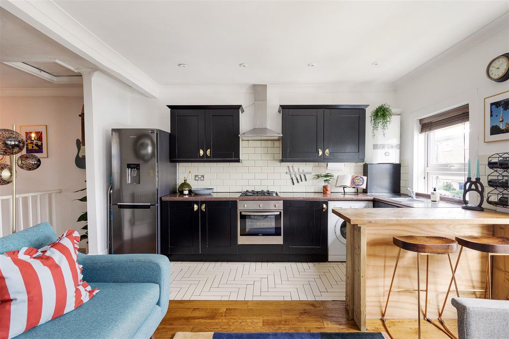 Property photo 3 of 23 Grange Park Road, E10