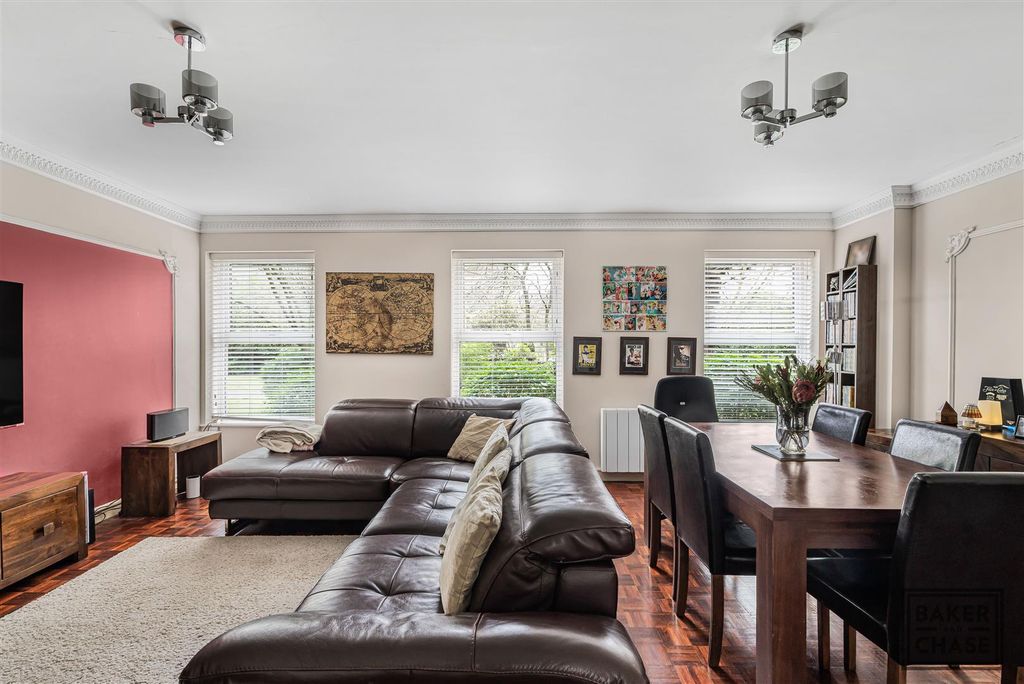 Property photo 3 of 21 Lounge