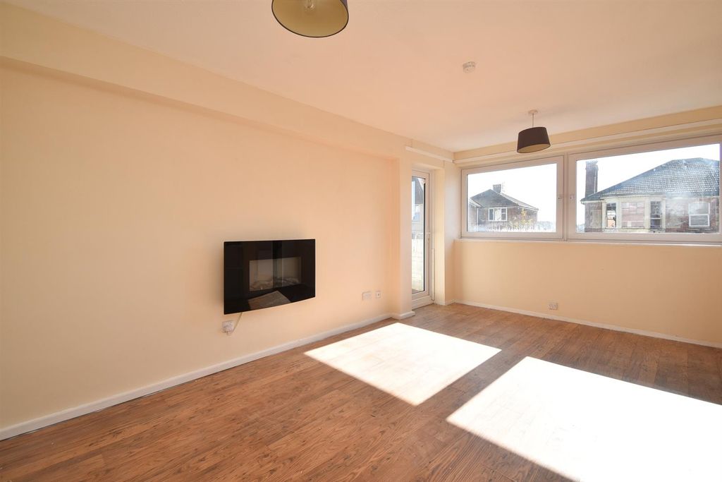 Property photo 1 of 10 Living Room