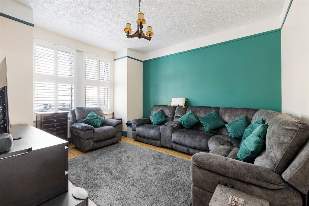 Property photo 2 of 28 Ferndale Road, E11