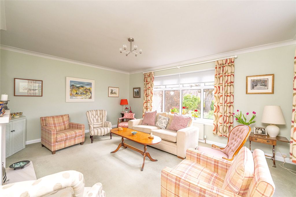 Property photo 3 of 37 Lounge Alt