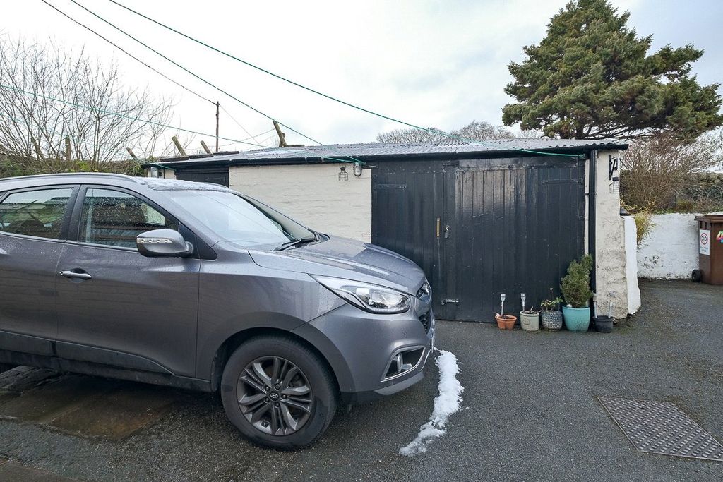 Property photo 2 of 21 Parking / Garage