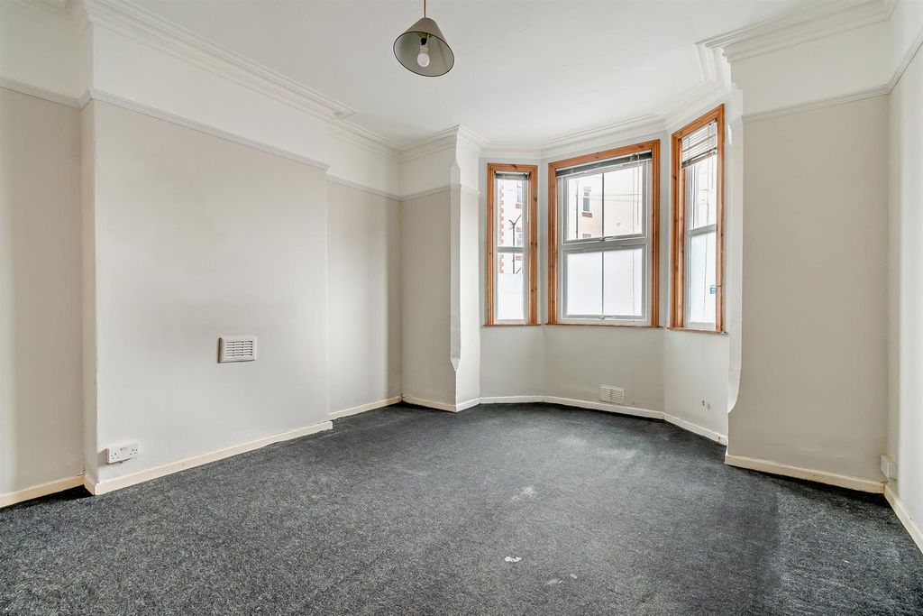 Property photo 2 of 11 8680148-Interior01-800.Jpg