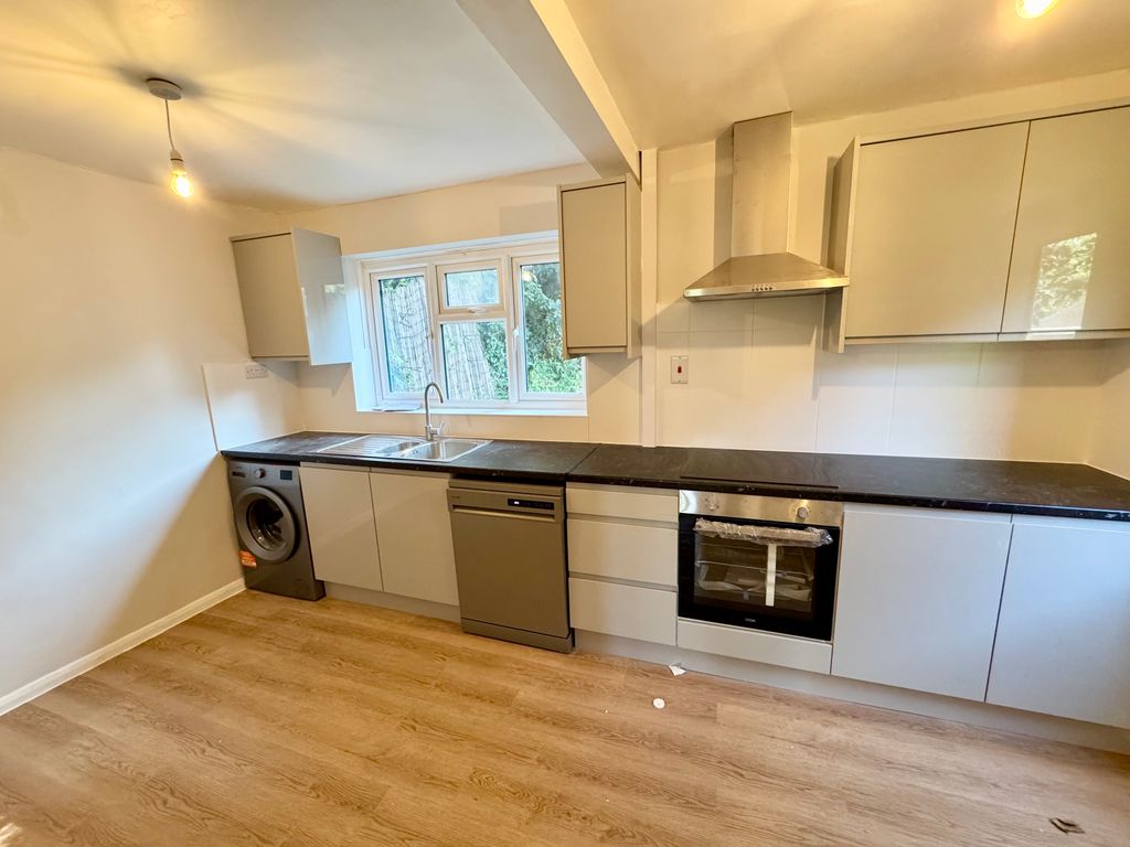 Property photo 1 of 6 50 Foxburrows Avenue - Kitchen