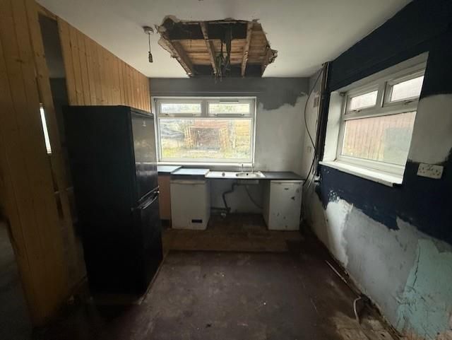 Property photo 3 of 10 Kitchen