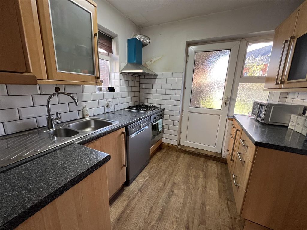 Property photo 3 of 12 Kitchen