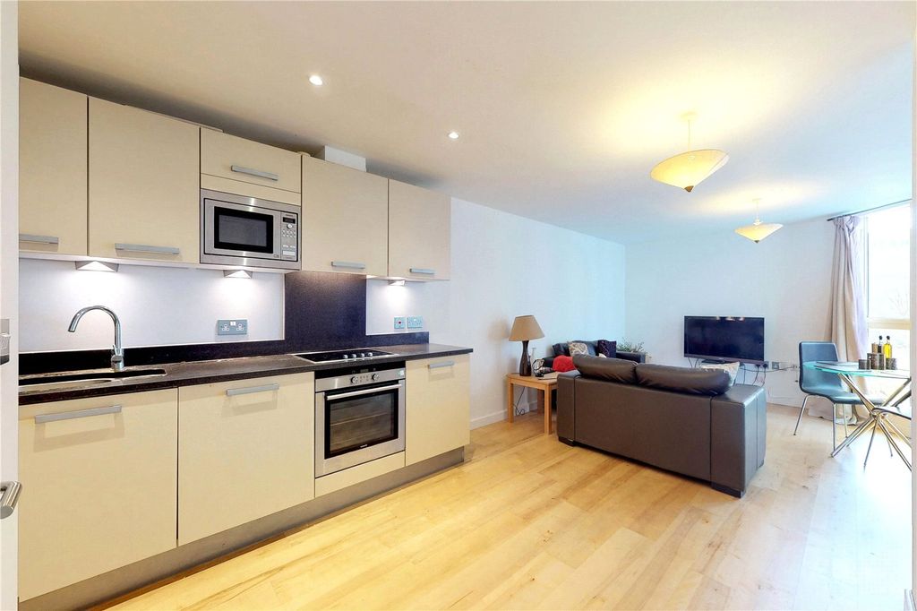 Property photo 3 of 11 Kitchen/Reception