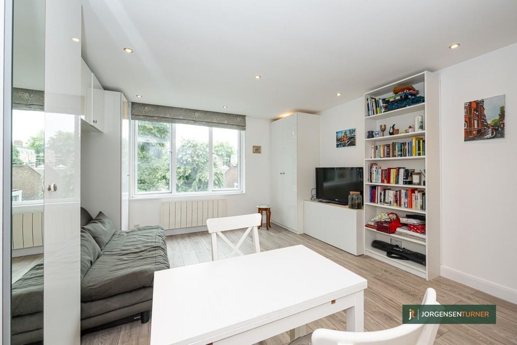 Property photo 2 of 11 Courtleigh 14-007 Lr - Jt.Jpg