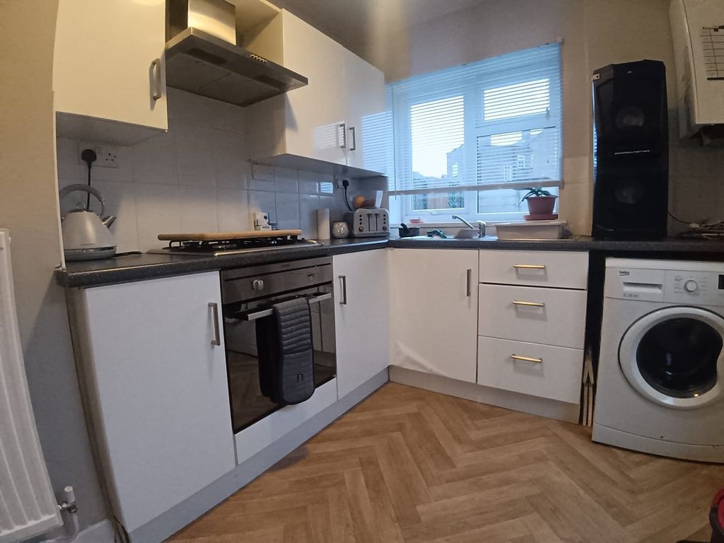 Property photo 3 of 7 Kitchen