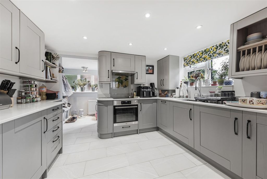 Property photo 2 of 11 Kitchen
