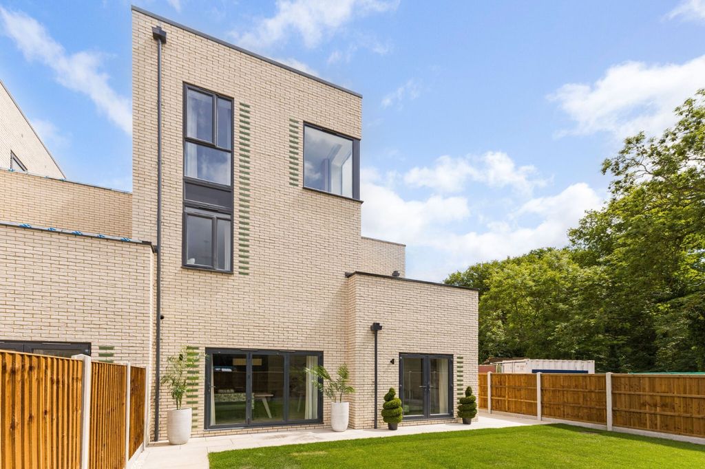 Property photo 1 of 10 External Rear