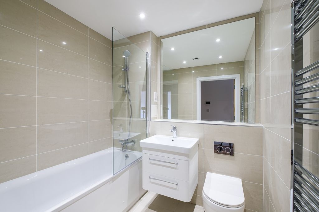 Property photo 3 of 9 160-Whyteleafe-Ho...