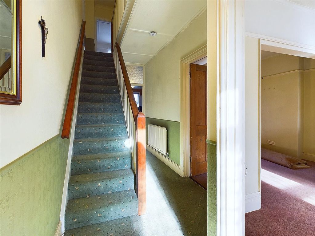 Property photo 2 of 19 Entrance Hall
