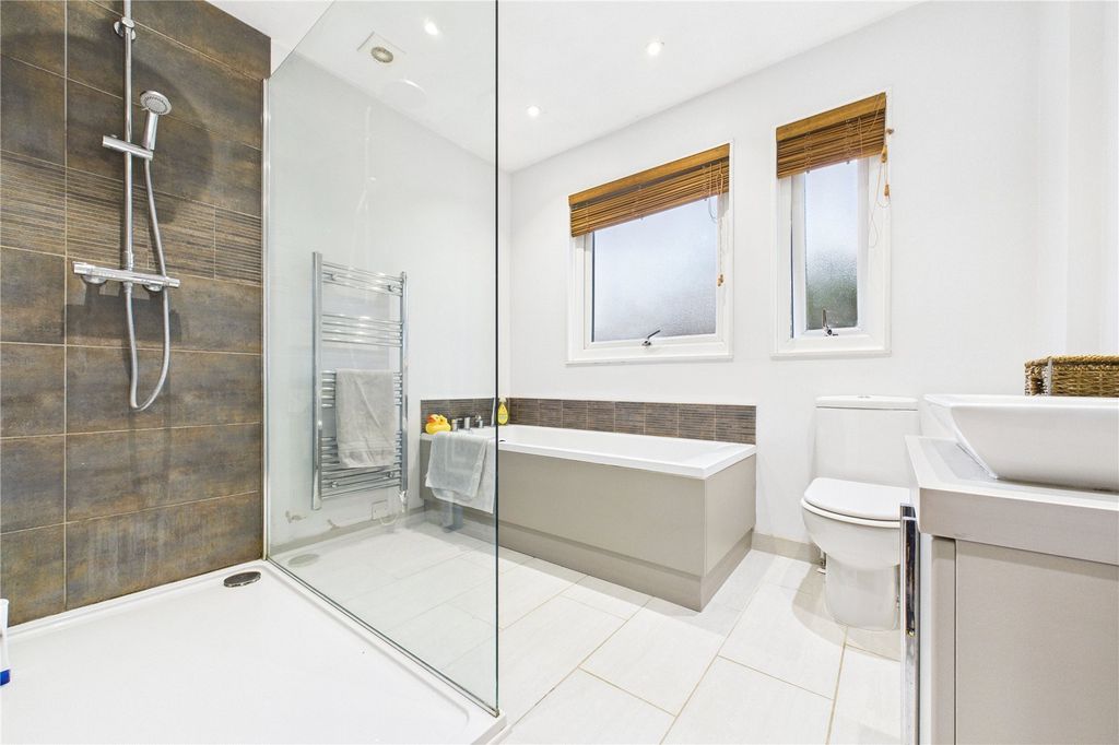 Property photo 2 of 18 Bathroom