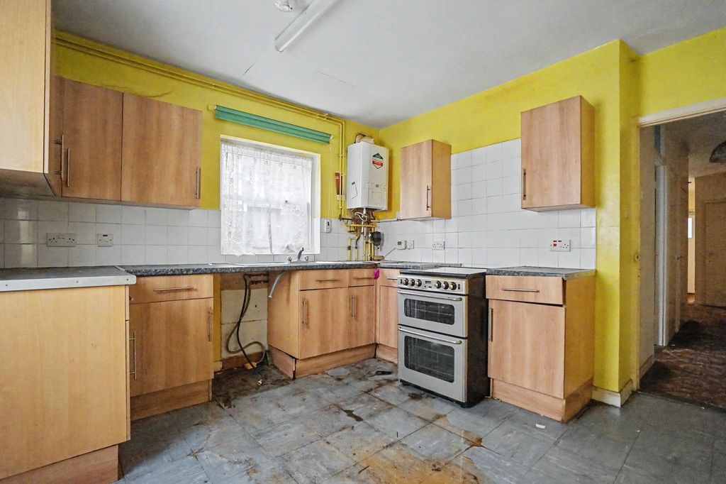 Property photo 3 of 15 Flat A, 30 Morat Street, Stockwell, London Sw9 0Rp