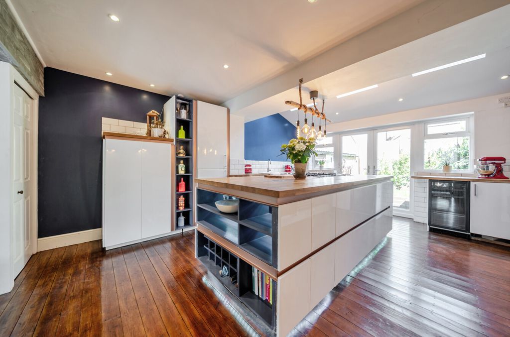 Property photo 2 of 21 Dining Kitchen