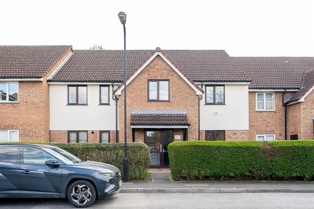 Property photo 1 of 12 Beaufort Close E4