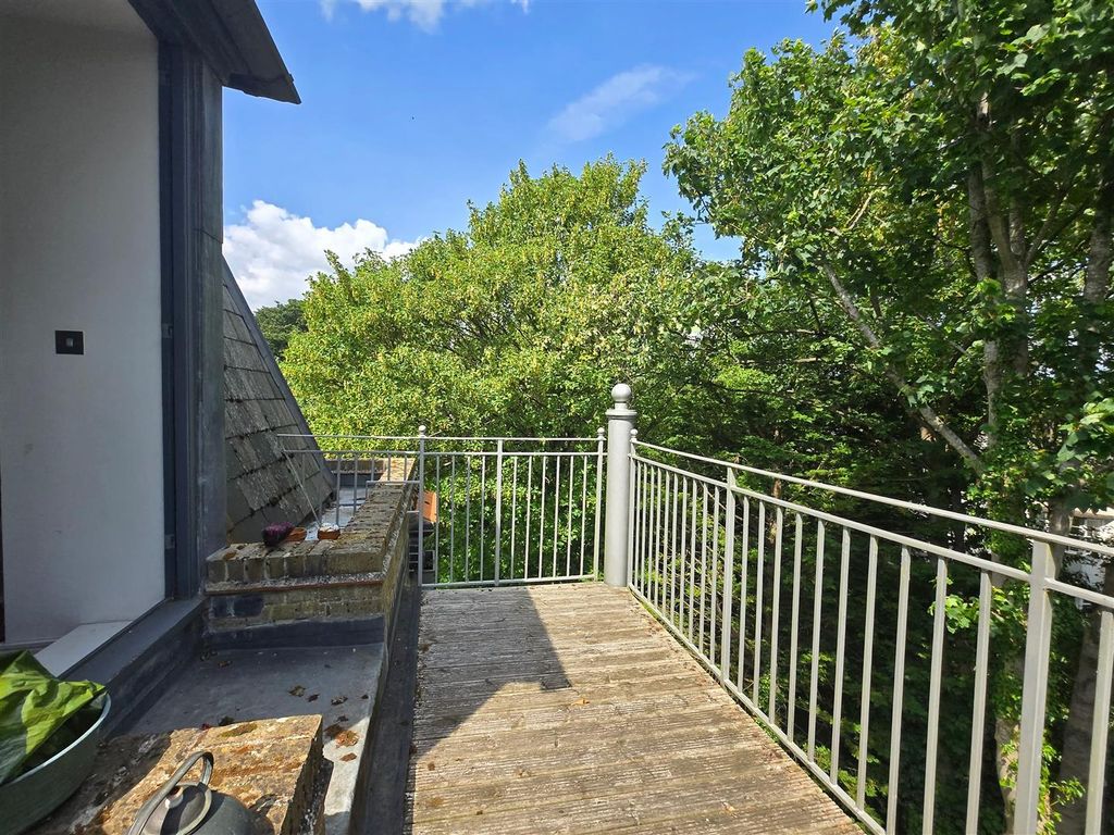 Property photo 3 of 33 Balcony