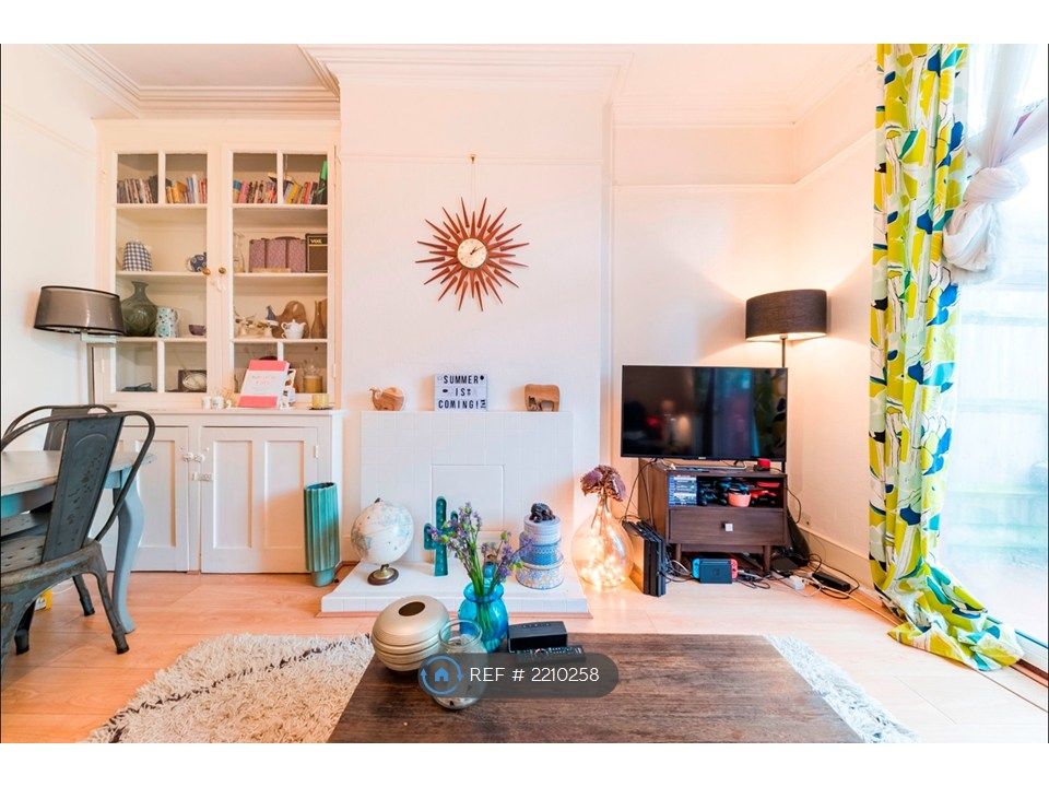 Property photo 1 of 12 Charming 3-4 Bedroom House In A Great Location !