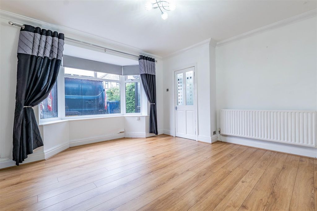 Property photo 3 of 18 Lounge