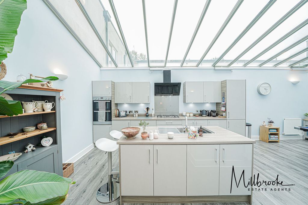 Property photo 3 of 36