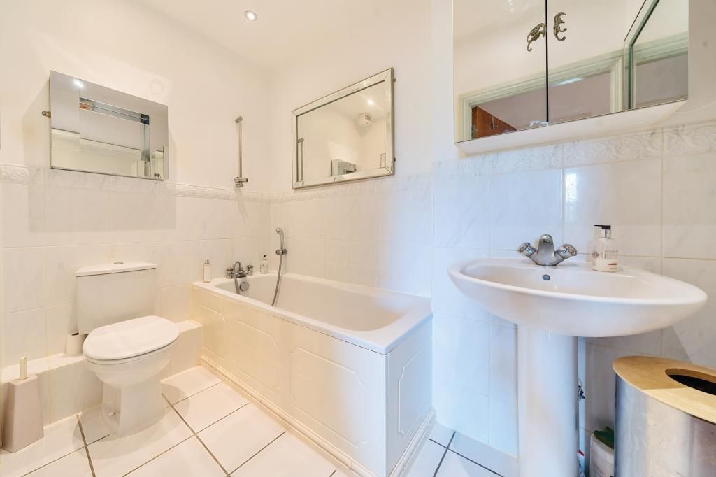 Property photo 3 of 16 Bathroom
