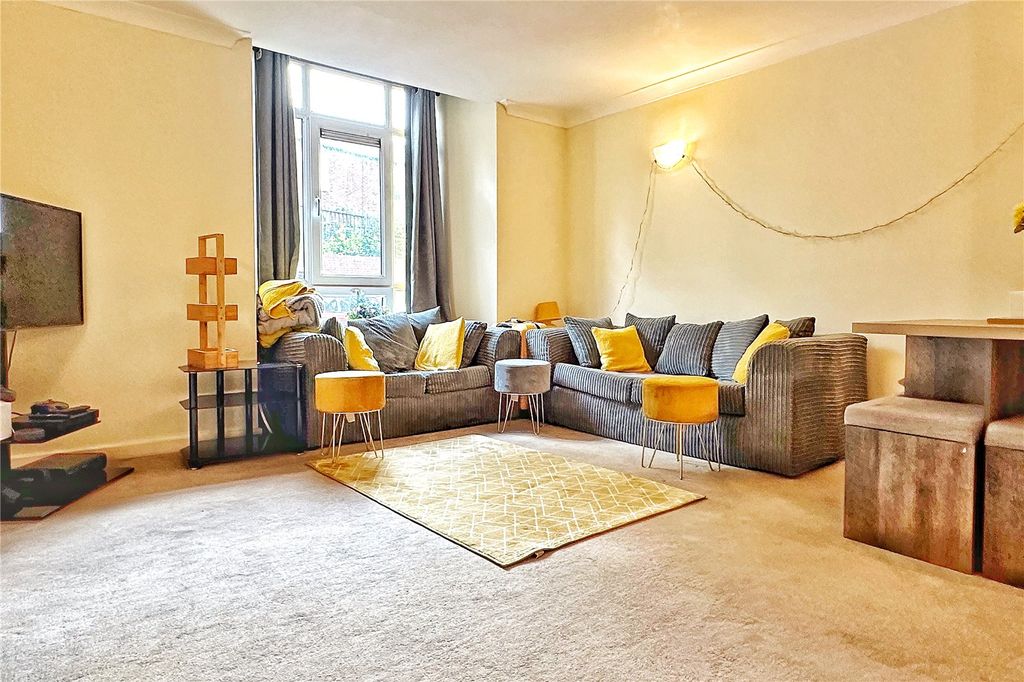 2 bed flat for saleMossley Road, Ashton-Under-Lyne, Greater Manchester OL6 photo 4