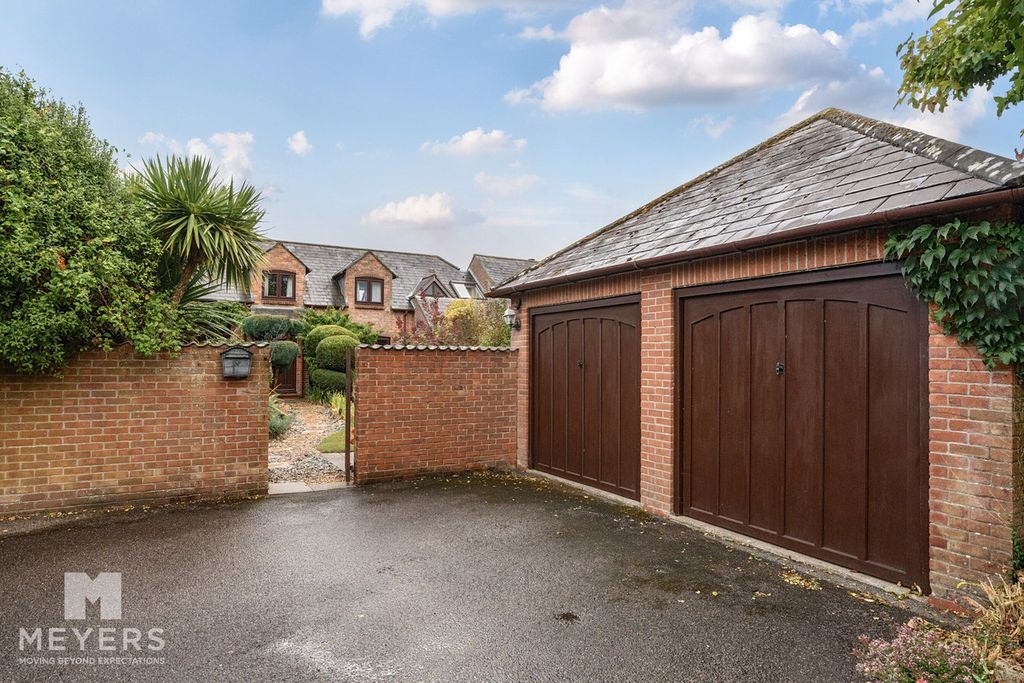 Property photo 2 of 27