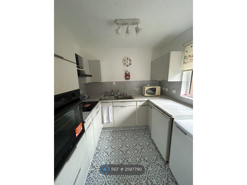 Property photo 2 of 7 Kitchen