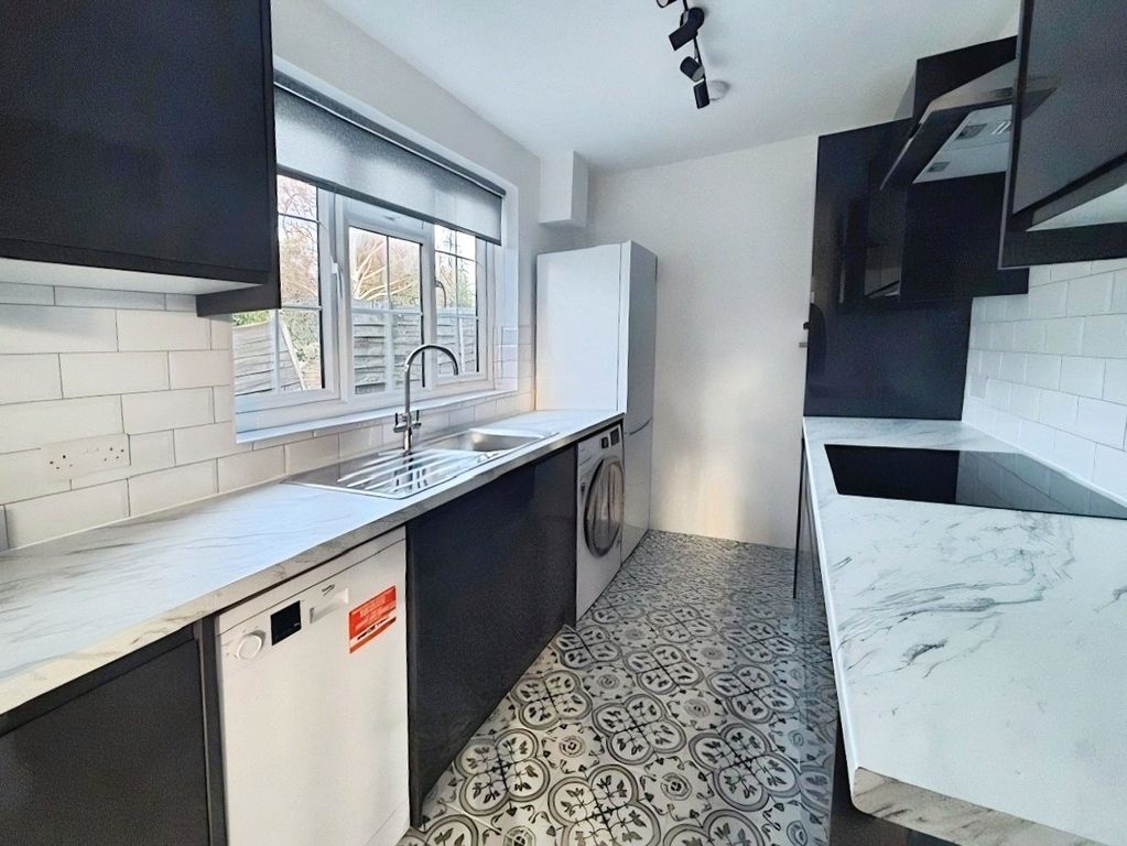 Property photo 2 of 11 Kitchen