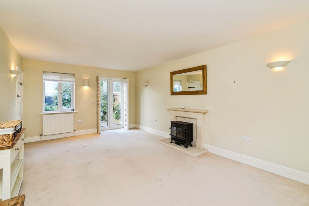 Property photo 3 of 17 Sitting Room