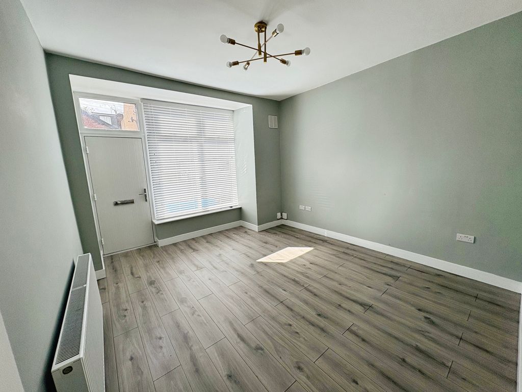 Property photo 2 of 18 1469Ad1F-5-470F-Bf4E-Eadc22A664F7-5186-00000178F7Df802C