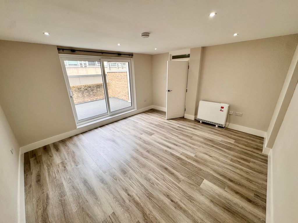 Property photo 1 of 6 2_9 Phoenix Court - Living Room