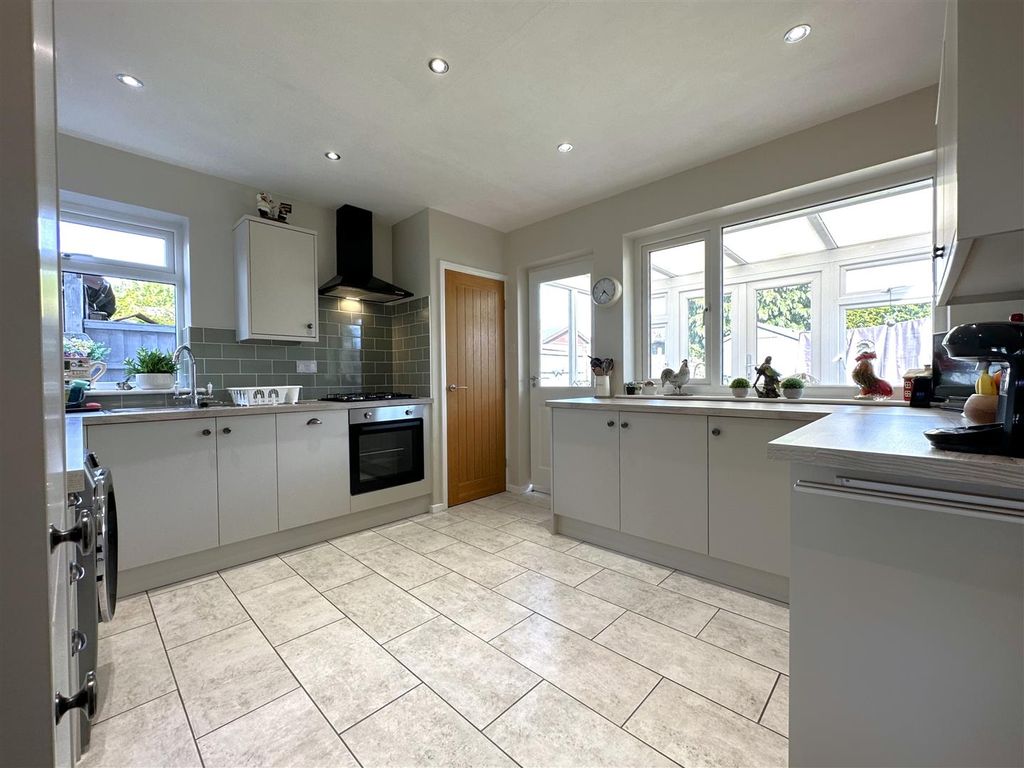 Property photo 2 of 18 Stylish Modern Kitchen 645
