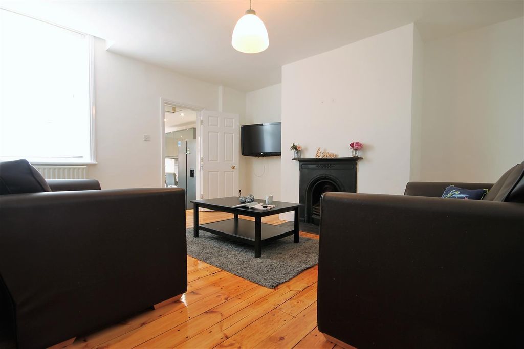 Property photo 2 of 7 77 Haz Lounge.Jpg