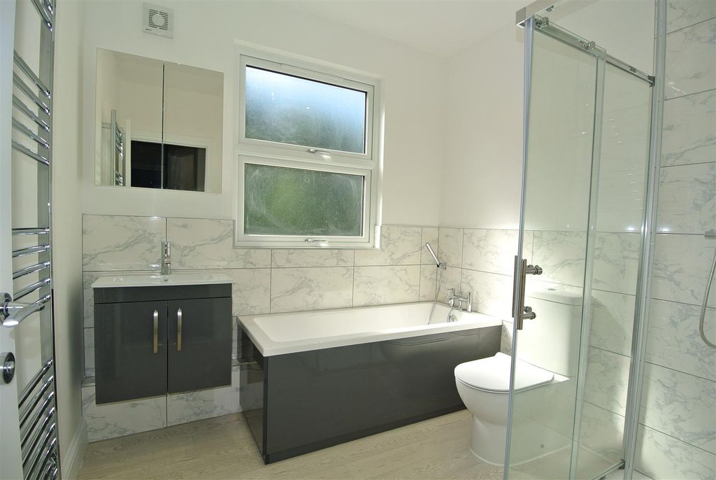 Property photo 3 of 15 Bathroom B.Jpg
