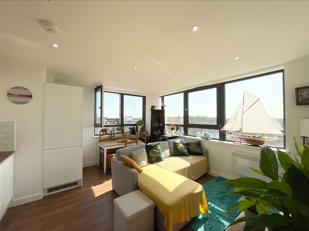 Property photo 3 of 9 Lounge