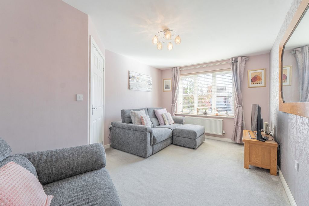 Property photo 2 of 28