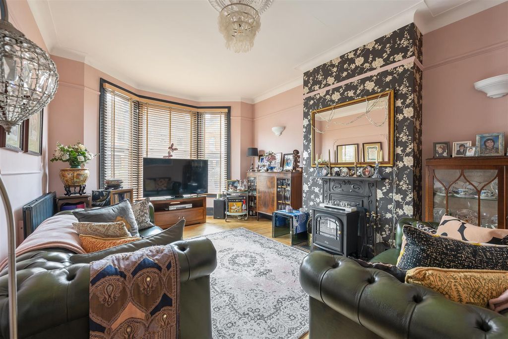 Property photo 3 of 33 Barrett Road, E17