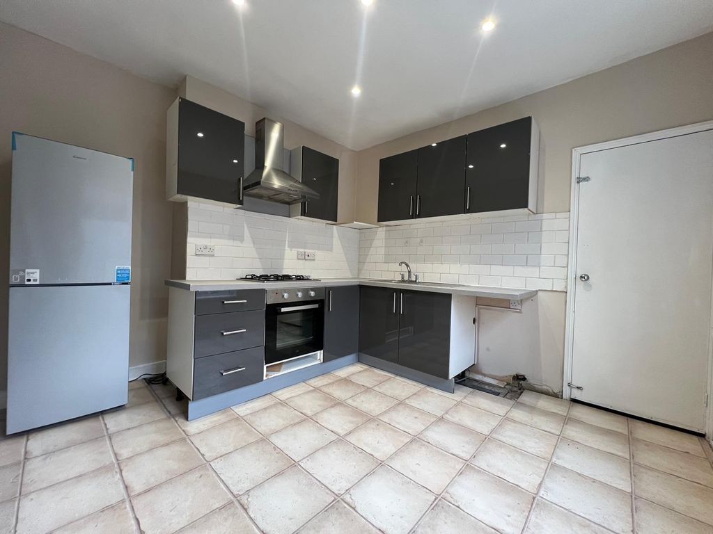 Property photo 2 of 10 Kitchen